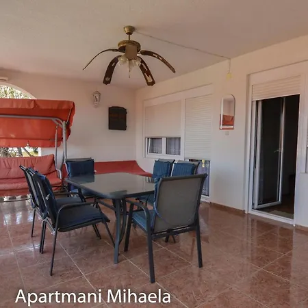 Mihaela 1 *